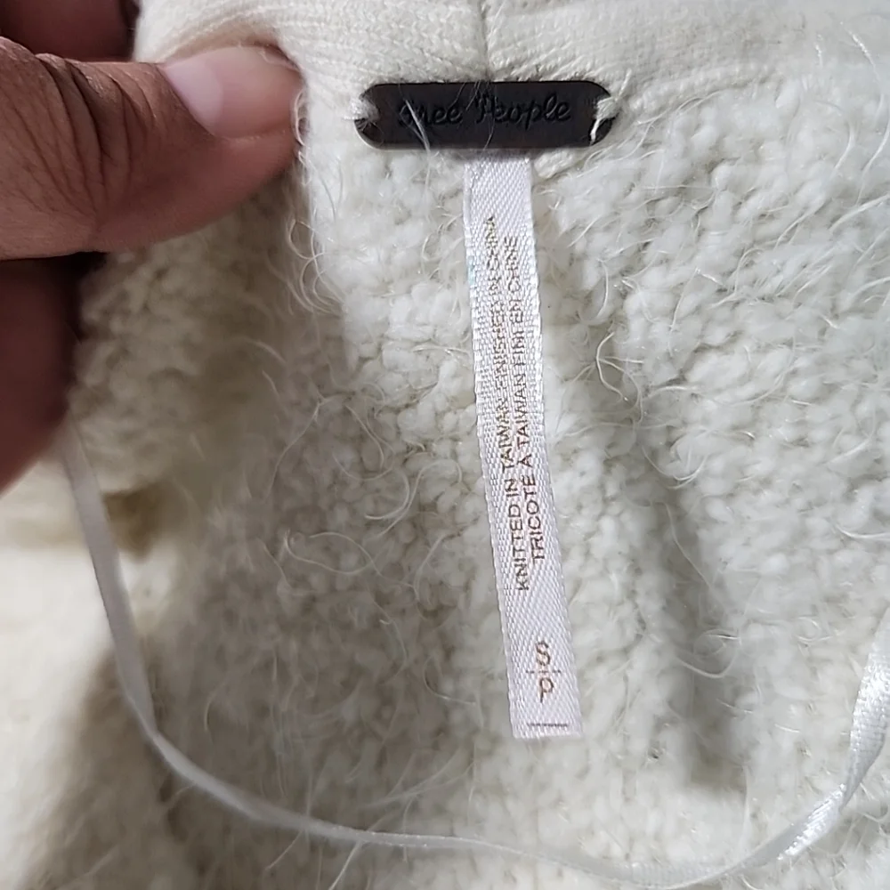 Free People Sweater Womens Medium Icing Cream Fuzzy Oversize Soft Slouchy V Neck - Picture 9 of 10